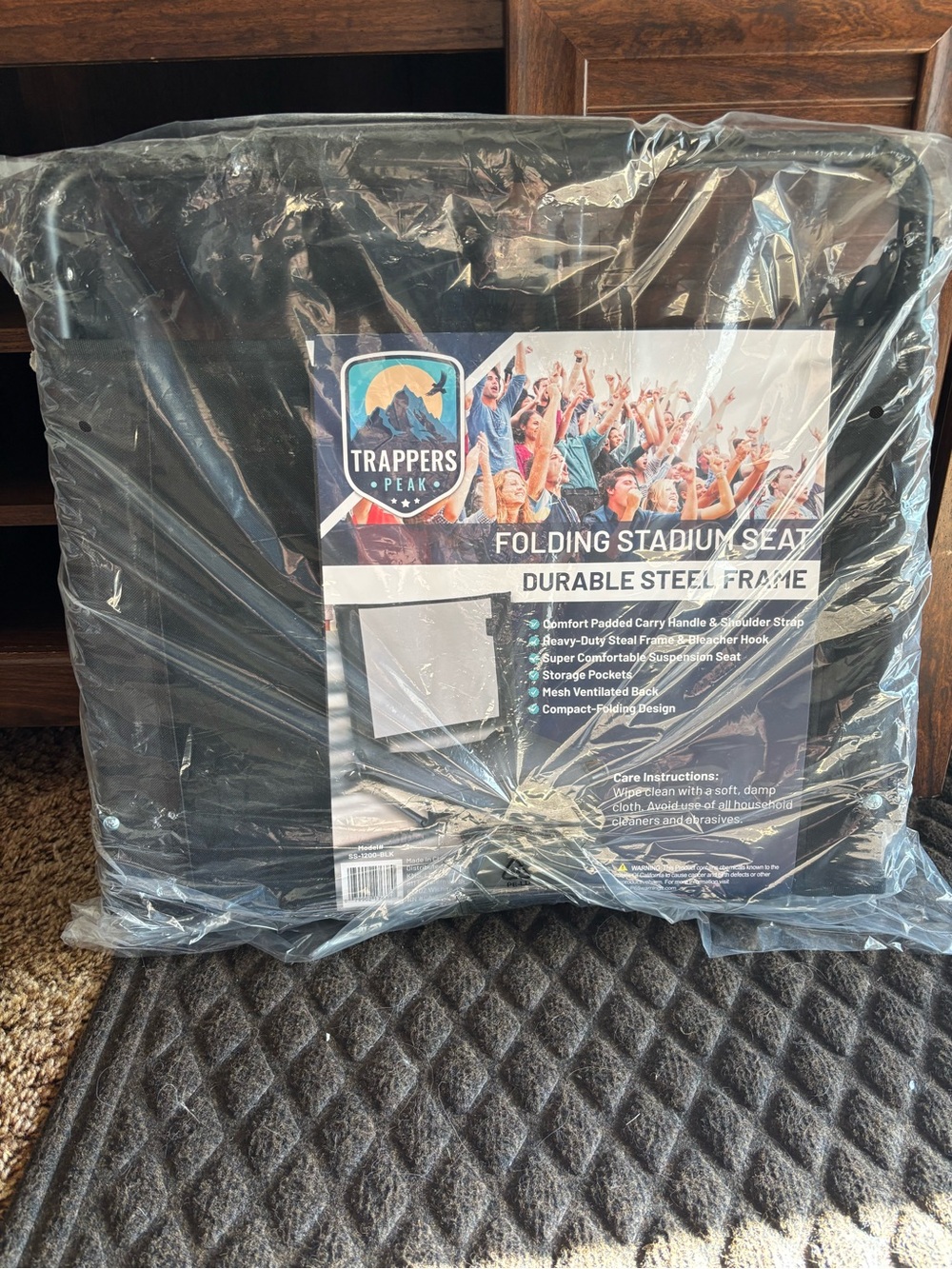 Trappers Peak Folding Stadium Seat in Black